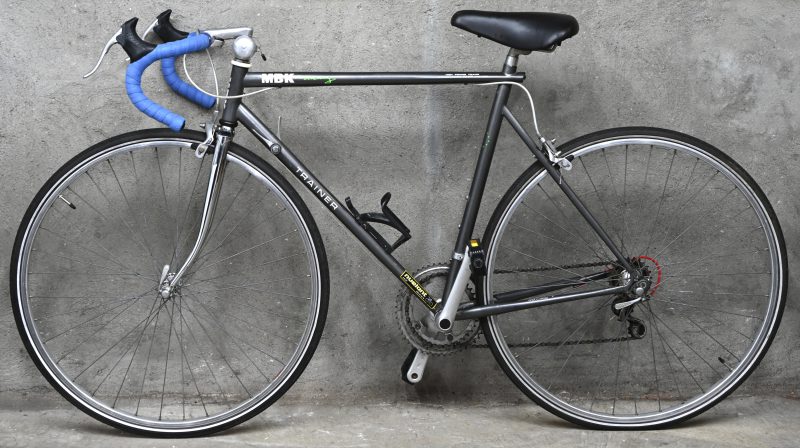 Een grijze koersfiets, MBK, 10 versnellingen, maat 56.