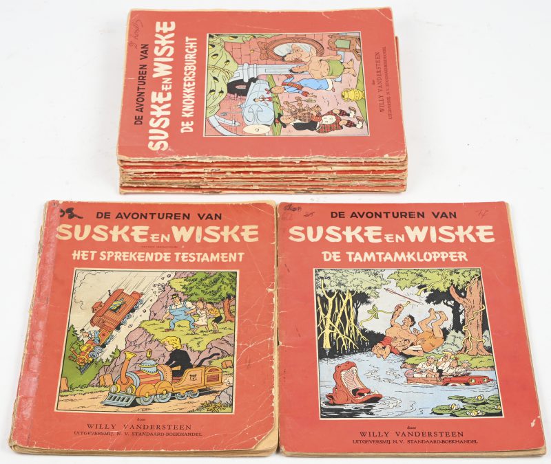 Een lot van 10 Suske & Wiske’s met één eerste druk van het Sprekende Testament. In zwaar gelezen staat. Verder: De Zwarte Madam (ed. 1959), De Stierentemmer (ed. 1956), De Dolle Musketiers (ed. 1955), De Tamtamklopper (ed. 1954), De Knokkersburcht (ed. 1954), De IJzeren Schelvis (ed. vl. 1963, nl. 1963), De Kleppende Klipper (ed. 1956), De Stemmenrover (ed. 1958).