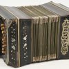 Een antieke bandoneon in zijn originele koffer. Enkele knoppen zijn afgebroken dus ter restauratie.