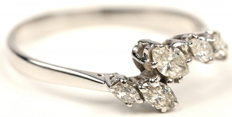 Een 18 kt witgouden ring bezet met diamanten pear shape met een gezamenlijk gewicht van +- 0,65 ct.