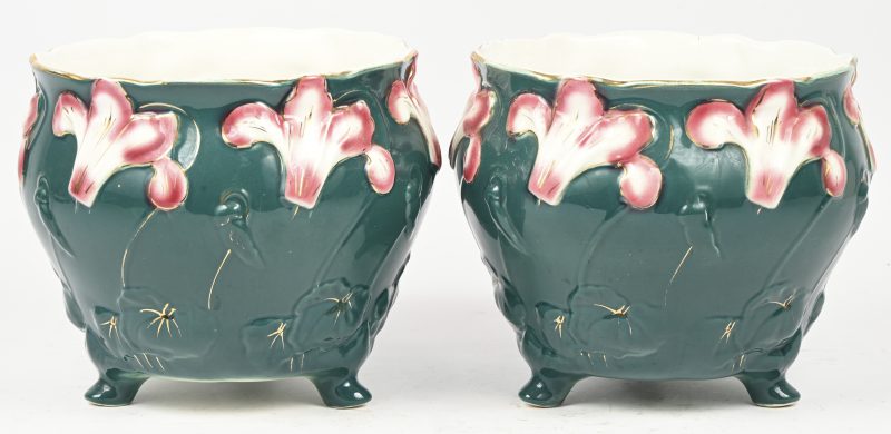 Een set van 2 vroeg 20ste eeuwse cache-pots in porselein met florale motieven gedecoreerd. Onderaan gemerkt Nimy.