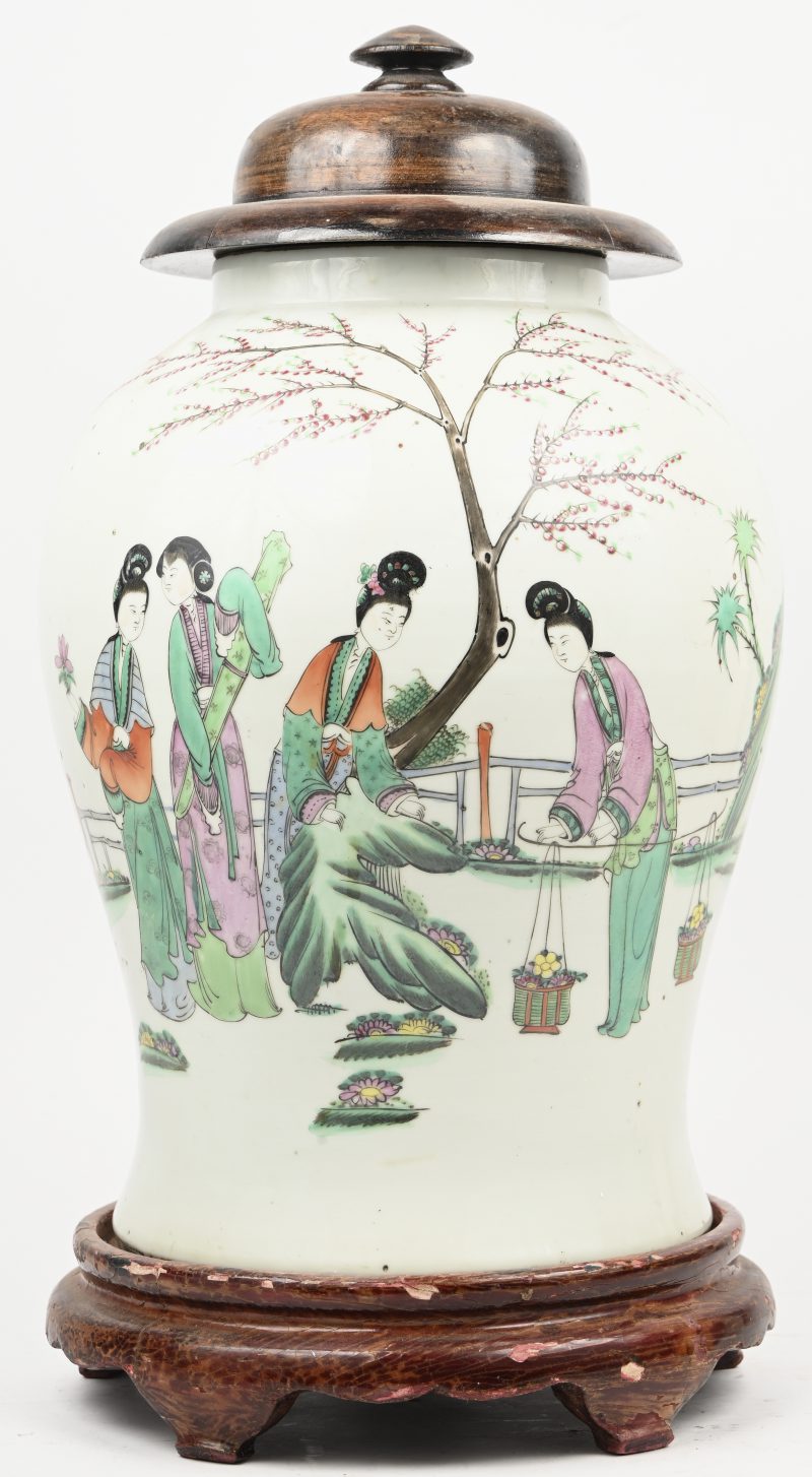 Een Chinees porseleinen dekselvaas met 4 dames en teksten in het decor. Met certificaat door Galerie Stampaert, “Shieng-Fen”, 19e eeuw. Met houten en deksel en op sokkel.