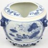 Een Chinees porseleinen terrine met deksel. Blauw-wit decor met foo-dog bovenaan.