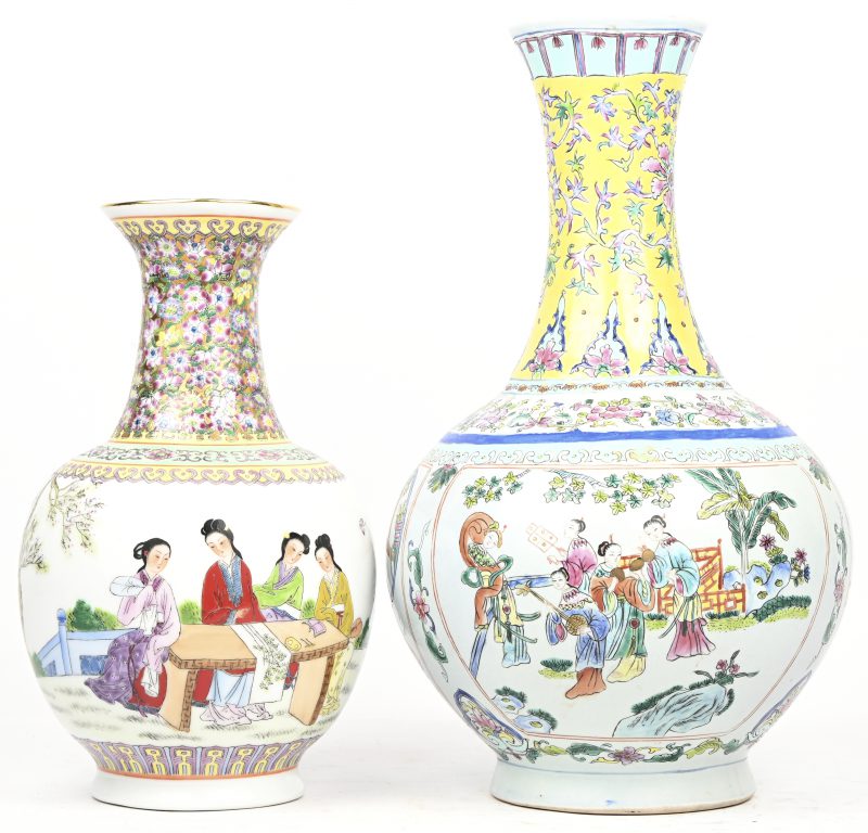 Een lot van 2 Chinees porseleinen flesvazen met figuratief en floraal decor. Onderaan gemerkt.