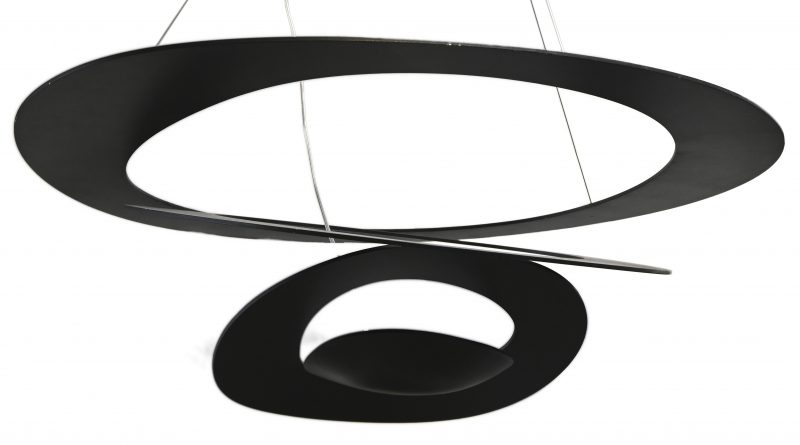 “Pirce Sospensione”. Een modern design aluminium hanglamp in mat zwart. Ontwerp door Giuseppe Maurizio Scutellà voor Artemide.