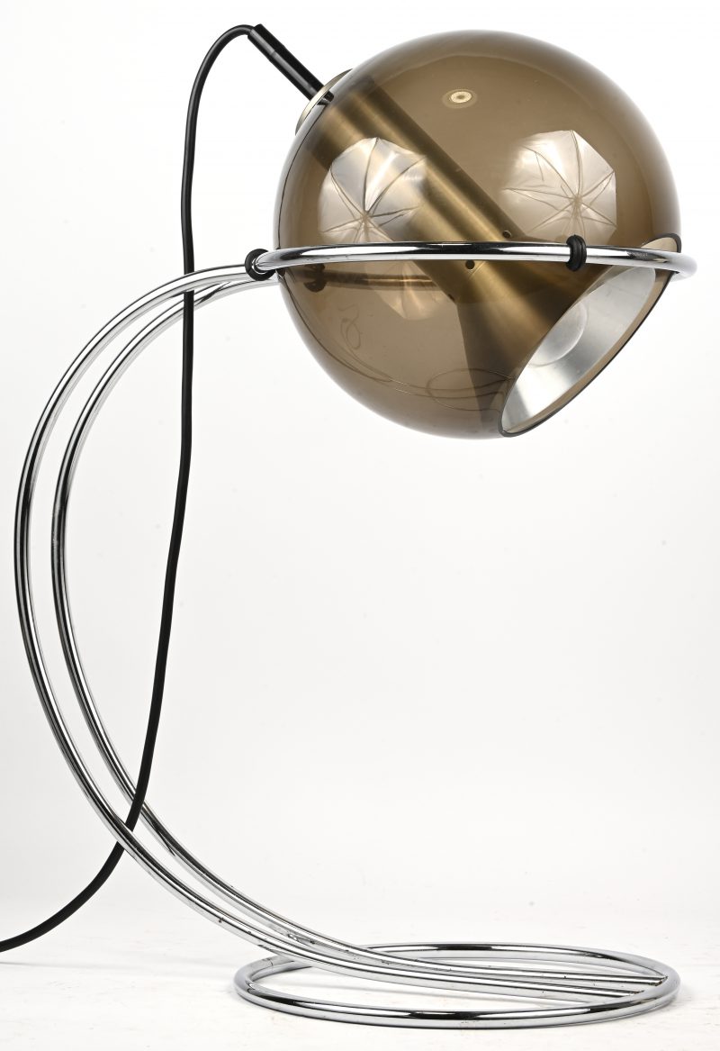 “D2046-22”. Een vintage design bureaulamp met smoked glazen bol op gechromeerde ring, arm en voet. Ontwerp uit de Globe-serie door Frank Ligtelijn voor Raak, Nederland. Fabrikage van het glas door Peill & Putzler, Duitsland.