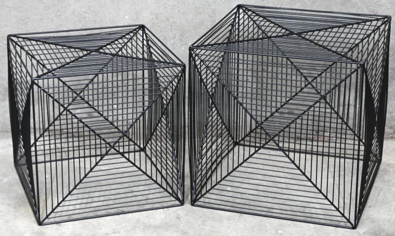 Een lot van 2 zwart metalen draadmanden in kubusvorm.