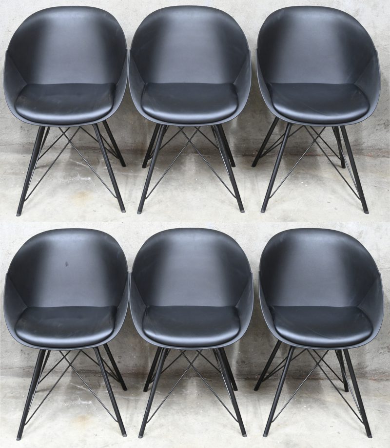 “Kick Metal”. Een lot van 6 design stoelen met zwart kunststoffen kuip en zitting, en zwart metalen onderstel. Onderaan gemerkt Kick Collection.