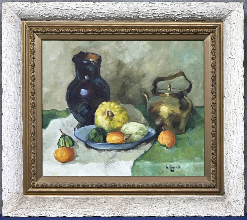 “Fruitstilleven”. Een schilderij, olieverf op doek. Onderaan gesigneerd en gedateerd 1968.