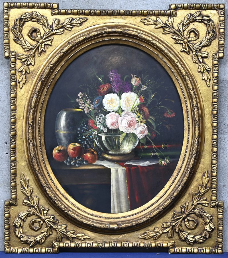 “Stilleven met bloemen in vaas”. Een schilderij, olieverf op doek. Onderaan gesigneerd.