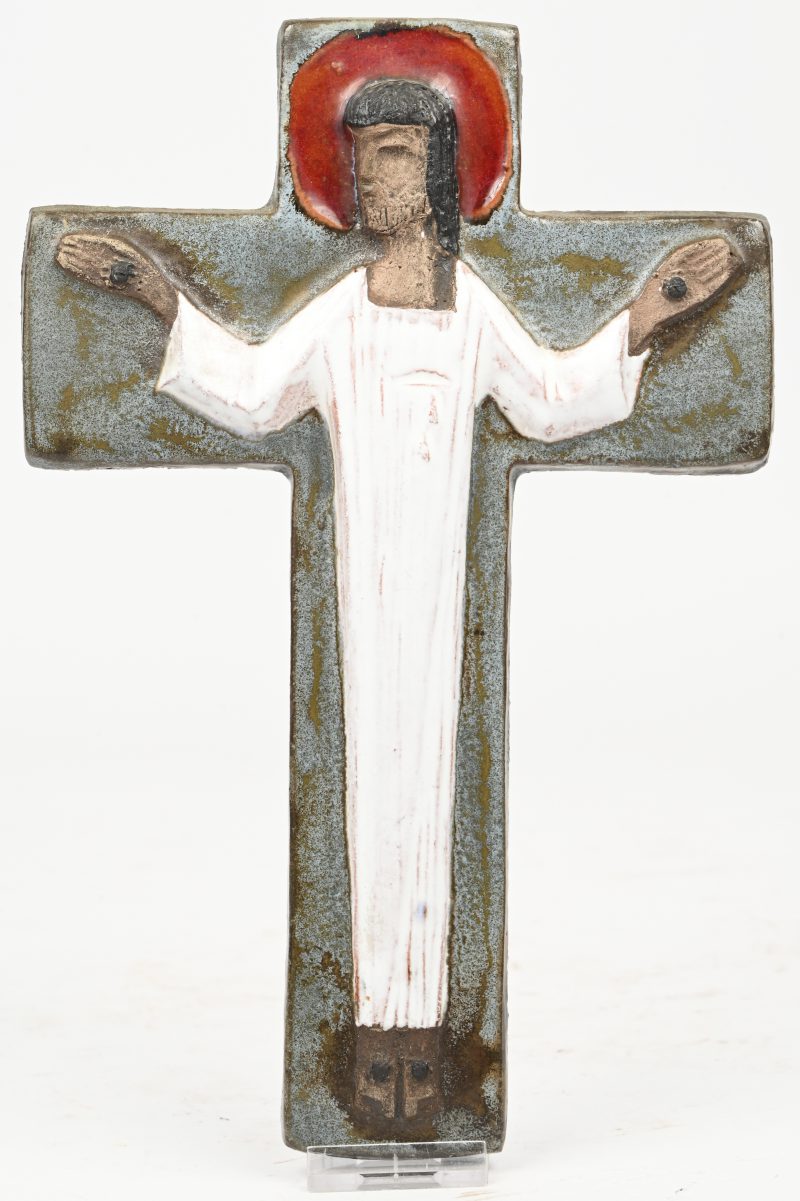 Een vintage aardewerken crucifix in Perignem stijl.