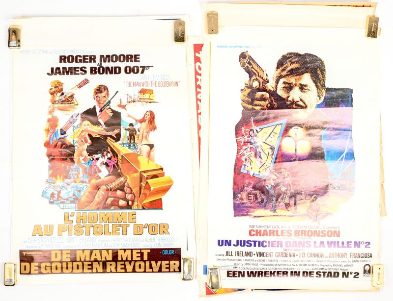 Een lot filmaffiches met o.a. “The man with the golden gun”, “Time bandits”, “I am for the hippopotamus”, “the young master”, ...