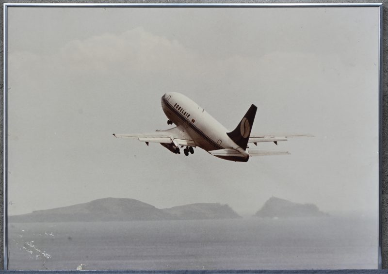 “Sobelair”, een vintage foto van een opstijgend vliegtuig, waterschade en een barst in het glas.