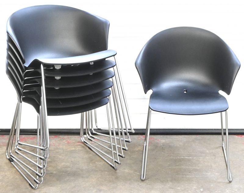 “Grace 411”. Een lot van 7 stapelbare zwarte conferentiestoelen uit kunststof en gechromeerd metalen frame met sledepoten. Ontwerp door Claudio Dondoli and Marco Pocci voor Pedrali.