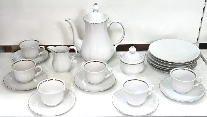 Een koffieservies voor 6 personen van wit porselein met karteldecoratie en zilverkleurige rand. Gemerkt Wunsiedel, Bavaria Porcelaine.