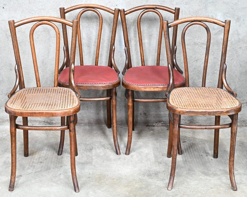 Een set van 4 ‘bentwood’ chairs, Austria, ca 1900. Bij 2 van de stoelen is de cannage zitting vervangen door hout en skai.