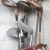 Een lot van 9 vintage golfclubs in bijhorende tas, gemerkt “A Bryant product, made in England”.