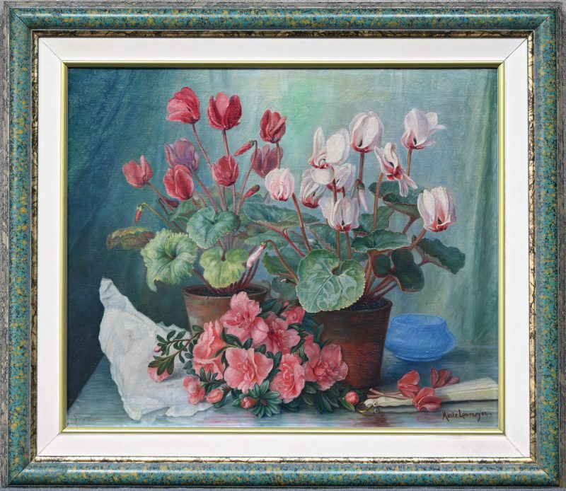 “Stilleven met Cyclamen en Azalea’s.” Olieverf op doek. Gesigneerd.