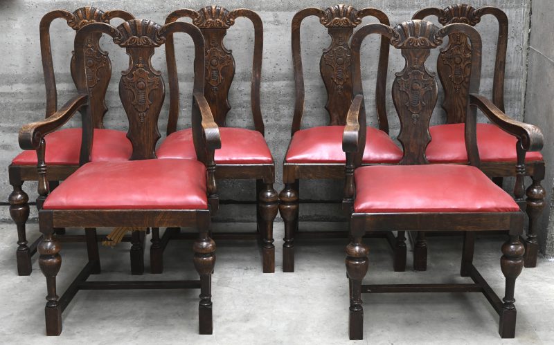 Een set van 6 massief eikenhouten stoelen waarvan 2 armstoelen, rood kunstlederen zittingen.