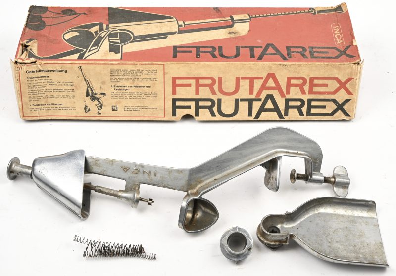 “Frutarex”. Een vintage kers en pruim ontpitter. Gemerkt INCA, in originele doos.