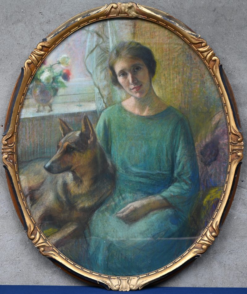 “Dame met hond”, een pasteltekening op doek achter glas in ovalen kader. Niet gesigneerd.