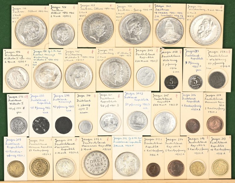 Een lot van 32 munten uit Duitsland. Deutsches Reich, König von Sachsen, 5 Mark,1875, 1898, 1903, Ag 900/100 27,5 g. König von Würzenburg, 5 Mark, 1875, 1907, Ag 900/1000 27,5 g. Deutsches Reich, 3 Mark, 1909, 1913, 1914, alle Ag 900/1000 16,6 g. 2 Mark, 2 x 1899, Ag 900/1000 11,10 g. Evenals 22 diverse munten, Reich, Weimar, Deutschland.