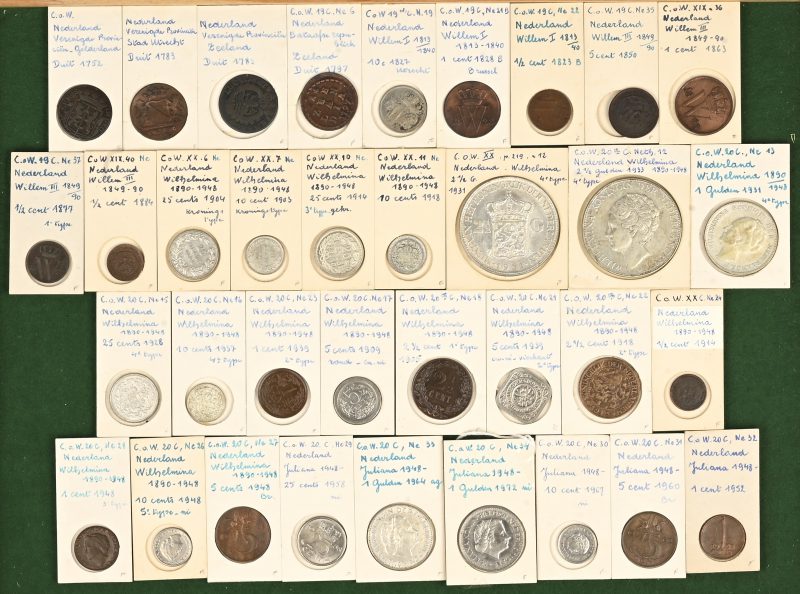 Een lot van 35 Nederlandse munten. 4 duiten (1752, 1783, 1785, 1797), Willem I, Willem II, Wilhelmina, Juliana, kwartjes, dubbleltjes... Rijksdaalders (Ag) en guldens (Ag en Ni).