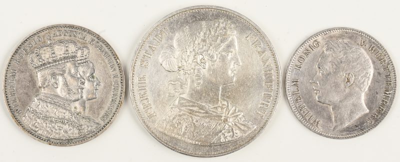 Drie Duitse munten. Wilhelm I, Frankfurt Zwei Vereinsthaler 1861, Ag 900/1000 37 g, 1 Kronungsthaler 1861, Ag 900/1000 18,5 g, 1 Gulden 1840, Ag 900/1000 10,5 g