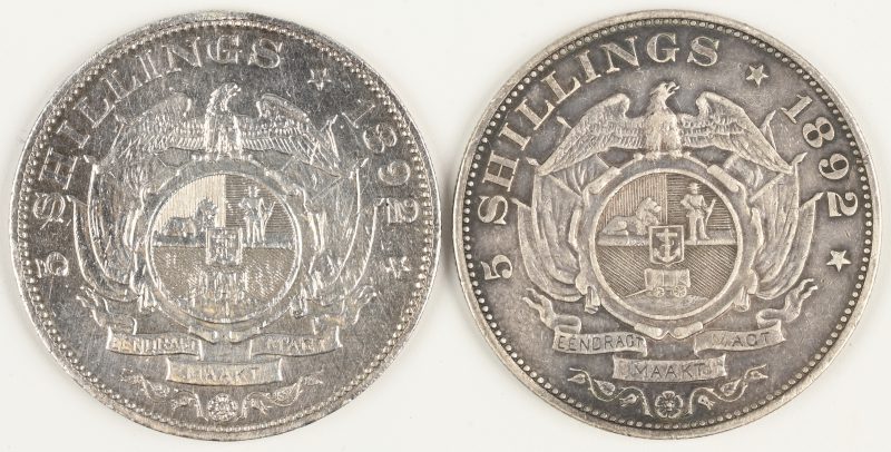 Twee zilveren munten. Zuid-Afrika, Kruger,  5 Sh. Dubbele dissel en id. Enkele dissel. Ag 925/1000 28,28 g.