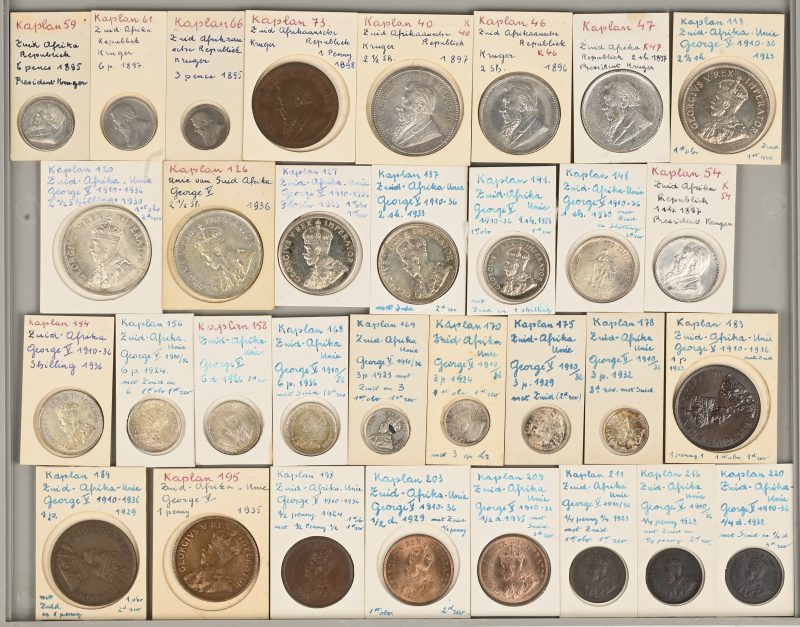 Een lot van 32 munten uit Zuid-Afrika. Kruger 2,5 Sh. 1897, 2 Sh. 1896 & 1897, 1 Sh. 1897, alle Ag 925/1000, en 4 kleinere waarden. George V, 2,5 Sh. 1923, 1930, 1936, Florin 1923, 2 Sh. 1933, 1 Sh. 1923 (”Zuid”, “1”), 1930 (”Zuid” , “1”), 1936 (”Suid”, Shilling” en 1 kleinere waarden.