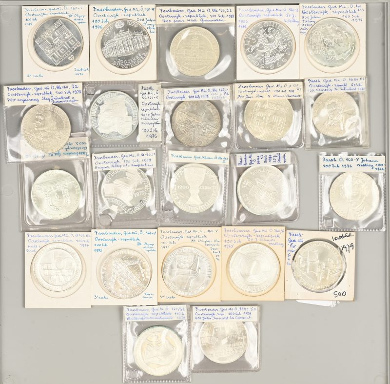 Een lot van 22 munten uit Oostenrijk. 100 Schilling. 640/1000 23,93 g. 1975, Vertrag, Strauss, 100 J. Schilling, Olympiade, Winterspiele x2, 1976, 200 J. Burgtheater, 1000 J. Kärnten, Nestroy, 1977, 1200 J. Kremsmünster, 900 J. Höhen Salzburg, Hall, 1978, 1100 J. Villach, 700 J. Gmunden, Arlberg, 700 j. Slach Durnkrug, 1979, 200 J. Innviertel, 700 J. Wiener Neustadt, Festspiele Bregenz, Int. Zentrum Wien, 1980, 25 J. Vertrag.