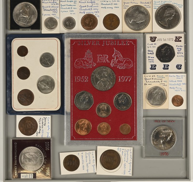 Een lot van 27 munten uit het Verenigd Koninkrijk. Elisabeth II, Set 5 st. 1968, first decimal coins. Set 7 st. 1977, silver jubilee, 5 shilling. 6p. 1953, 1954, 1/2 p. 1957, 1964. 1977 Man, 1 crown 1965 Churchill, 1970 Man, 1972 Jubilee, 1966 Bailwick of Jersey. 50 p, 1973 Membership EEC, 1969. 1/13 Shilling 1870 Jersey, 4 doubles & 8 doubles 1864, Guernsey.