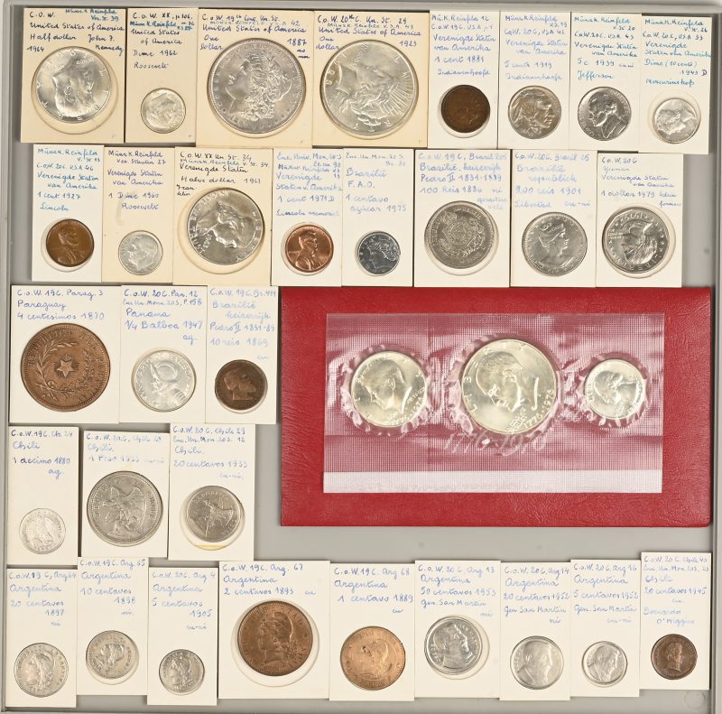 Een lot van 34 munten uit Noord-en Zuid-Amerika. V.S. 1/2 $ 1964 “Kennedy”, 1967, 1 Dime 1962, 1 $ 1887, 1923, 1979, 1 ct 1881, 1927, 1971, 5 ct, 1919, 1939, 10 ct, 1943, 1960, Set 3 st. Bicentennial 1976 (Ag). Paraguay, 4 centicimos 1870. Panama, 1/4 Balbao (Ag). Chili, 1 decimo 1880 (Ag), 1 peso 1933, 20 centavos 1933, 1945. Brazilië, 1 centavo 1975, 200 REis 1901, 100 Reis 1886, 10 Reis 1869. Argentinië, 50 centavos 1953, 20 c. 1897, 1952, 10 c. 1898, 5 c. 1905, 1952, 2 c. 1893, 1 c. 1889.