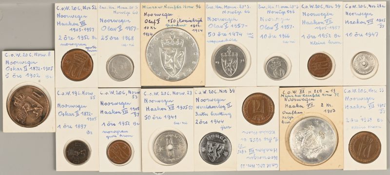 Een lot van 15 munten uit Noorwegen. Oskar II, 1 öre, 1897, 5 öre, 1902. Haakon VII, 1 öre, 1952 (grote kroon), 1952 (kleine kroon), 2 öre 1938, 1952 (GK), 1952 (KK), 10 öre 1947, 50 öre 1941, 2 Kroner, 1907. Olav V, 10 öre 1966, 25 öre, 1968, 50 öre, 1974, 10 Kroner, 1964.