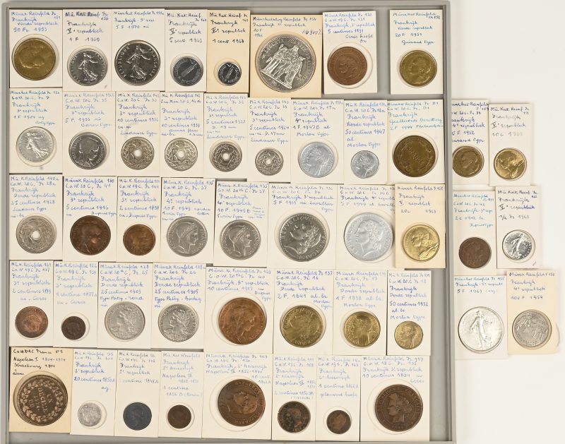 Een lot van 47 munten uit Frankrijk. 100 F, 1954, 50 F, 1953, 20 F, 1951, 10 F, 1966 (Ag 900/1000), 1952, 1949, 5 F, 1963 (Ag), 1933 x 2, 1949, 1970, 2 F, 1944, 1941, 1 F, 1914 (Ag), 1947, 1938, 1960, 1/2 F, 1963. 1 Decime 1814. 50 c. 1932, 1947, 25 c. 1903, 1905, 1928, 20 c. 1850 (Ag), 1963, 10 c. 1862, 1894, 1917, 1939, 1963, 5 c. 1891, 1916, 1920, 1924, 1963, 2 ct. 1856, 1889, 1898, 1912, 1 c. 1848, 1856, 1862, 1877, 1963.