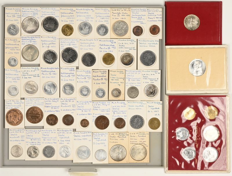 Een lot van 43 munten uit Vaticaanstad en Italië. Vaticaanstad, 3 hoesjes 1000 Lire, 1978 Johannes-Paulus I, Ag 835/1000 14,6 g. 500 l. 1963 Sede Vacante Ag 835/1000 11 g, Jaarset 1979, 6 munten. 500 L. 1959 (Ag), 1964, 100 L. 1959, 1964, 50 L. 1959, 1964. 20 L. 1959, 1964, 10 L. 1959, 1964, 5 L. 1936, 1952, 1959, 1964, 2 L. 1867 (Ag 835/1000), 1959-1964, 1 L. 1959, 1964. Italië, 500 L. 1959, 1961 (Jubileum), 100 L. 1959 R, 50 L. 1959 R, 20 L. 1957, 10 L. 1953, 5 L. 1929 (Ag), 1952, 1 L. 1910, 1948. 20 centesimo, 1863 (Ag), 1894, 1918, 1922, 1940, 10 c. 1833, 1867 T, 5 c. 1915, 1921, 2 c. 1862 N, 1897, 1 c. 1822 V, 1850 M, 1861 M.