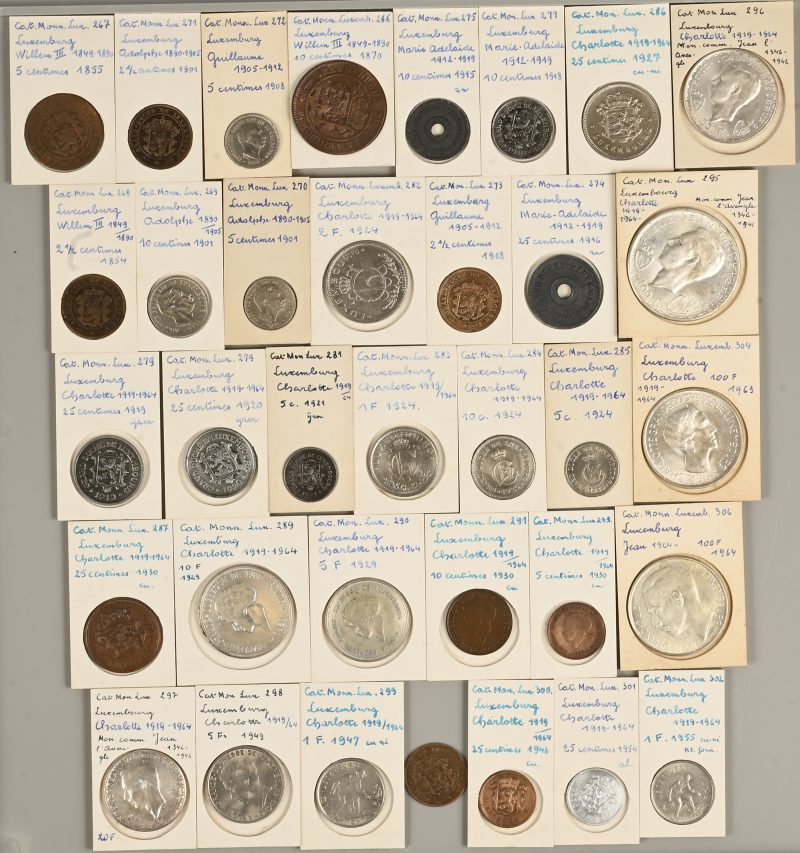 Een lot van 35 munten uit Luxemburg. 2 ct. 1908, 5 ct, 1855, 1908, 1901, 1921, 1924, 1930. 2,5 ct, 1901, 1854, 1908. 10 ct, 1870, 1901, 1915, 1918, 1901, 1924, 1930. 25 ct, 1916, 1919, 1920, 1927, 1930, 1946, 1954. 1 F. 1924, 1929, 1947, 1955. 2 F. 1924. 5 F. 1929, 1949. 20 F, 50 F, 100 F. Deze drie 1946, Herdenking Jang de Blannen. 100 F. 1963, Charlotte. 1964, Jean. De laatste vijf Ag 835/1000.