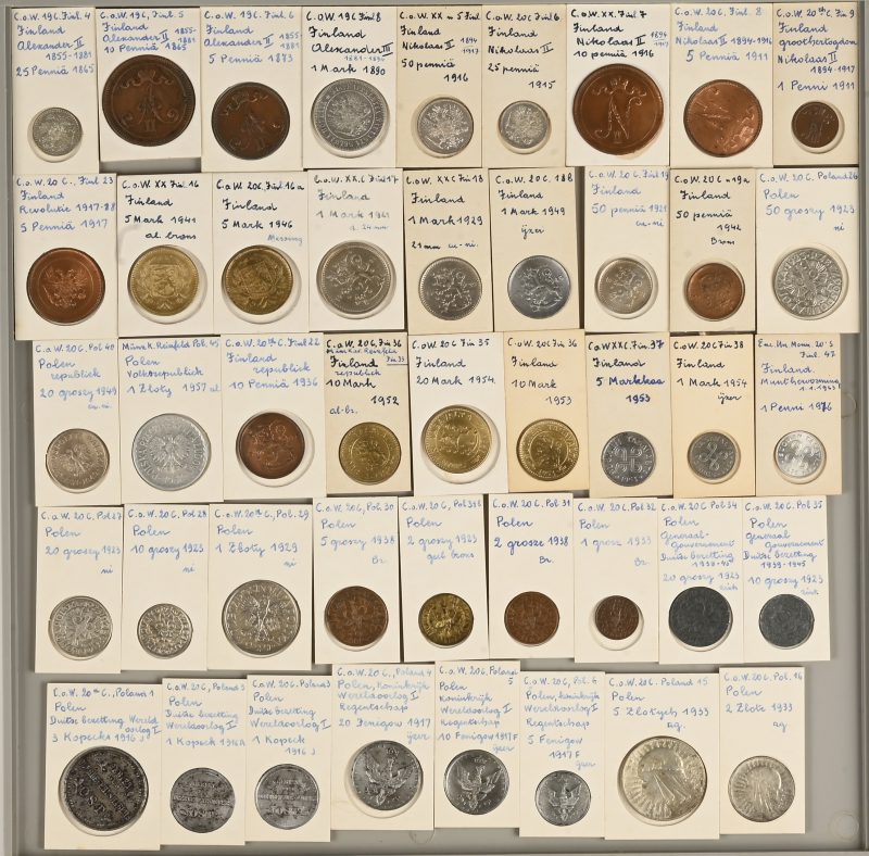 Een lot van 43 munten uit Finland en Polen. Finland. 50 penniä 1916, 1921, 1942. 25 p. 1865, 1915. 10 p. 1865, 1916, 1936. 5 p. 1873, 1911, 1917. 1 p. 1911, 1976. 20 mark, 1954. 10 mark 1952, 1953. 5 mark 1941, 1946, 1953. 1 mark 1890, 1921, 1929, 1949, 1954. Polen. 50 groszy 1923, 20 groszy 1949, 1923, 10 groszy 1923, 5 g. 1938, 2 g. 1923, 1938, 1 g. 1933. 3 kopeck 1916, 1 kopeck 1916 x 2. 20 fenigow 1917, 10 fen. 1917, 5 fen. 1917. 5 zloty 1933, 2 zloty 1933 (beide Ag.), 1 zloty 1957, 1929.