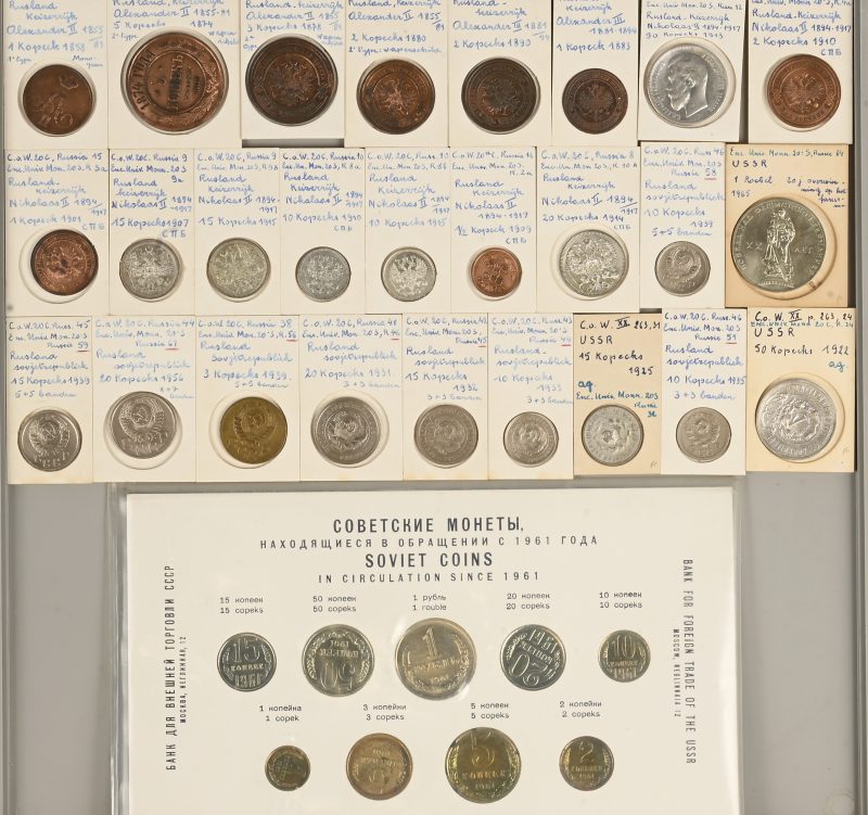 Een lot van 36 munten uit Rusland en de USSR. Rusland, 1/2 kopek, 1909, 1 kopek 1858, 1883, 1901. 2 k. 1880, 1910, 3 k. 1878, 1890. 5 k. 1874, 10 k. 1915, 15 k. 1907, 1910, 1915. 20 k. 1914, 50 k. 1913. USSR, 3 k. 1939, 10 k. 1935, 1933, 1939, 15 k. 1925 (Ag), 1932, 1939. 20 k. 1931, 1956. 50 k. 1922 (Ag). 1 Roebel 1965 + 1 andere. Een set Sovjetskie Moneti 1961, 9 stuks.