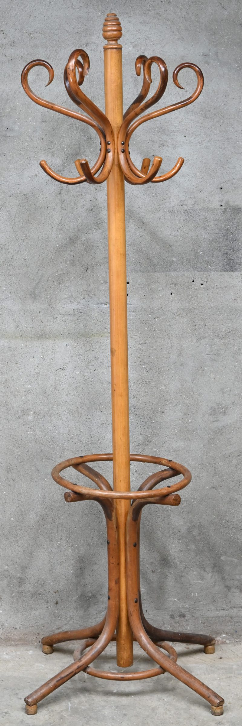 Een stoomgebogen kapstok in de stijl van Thonet.