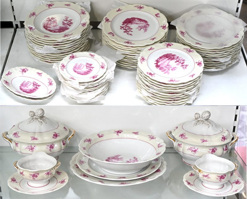 Een 69-delig porseleinen servies met floraal decor. Bestaande uit; 24 platte borden, 12 soepborden, 12 dessert borden, 12 kleine bordjes, 2 grote ronde schalen, 1 diepe ronde schaal, 2 sauskommen, 2 terrines en 2 ovalen schaaltjes. Onderaan gemerkt.