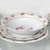 Een 69-delig porseleinen servies met floraal decor. Bestaande uit; 24 platte borden, 12 soepborden, 12 dessert borden, 12 kleine bordjes, 2 grote ronde schalen, 1 diepe ronde schaal, 2 sauskommen, 2 terrines en 2 ovalen schaaltjes. Onderaan gemerkt.