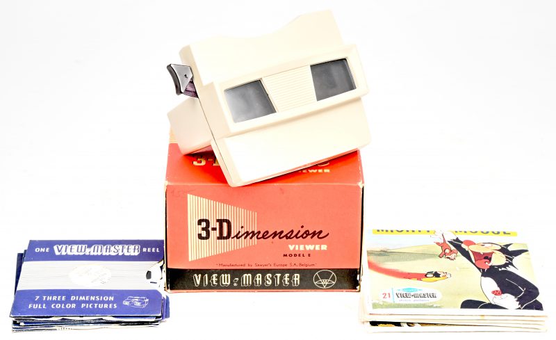 Een vintage View-Master 3-Dimension Model-E in originele doos met 13-tal thema’s, waaronder Mighty Mouse, Bonanza, etc.