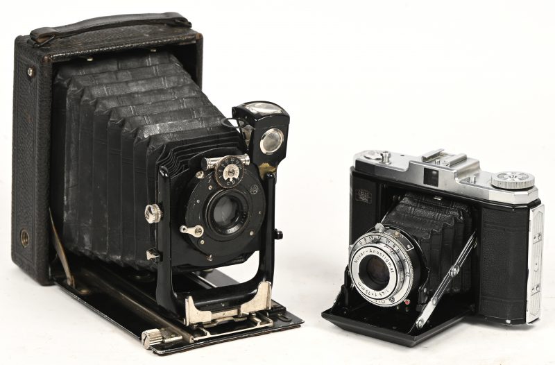 Een lot van 2 vintage camera’s bestaande uit een plaatcamera met lederen tas en 4 extra platen en Rodenstock extra rapid aplanat 1:77 f= 135mm lens en een Zeiss-Ikon Nettar.