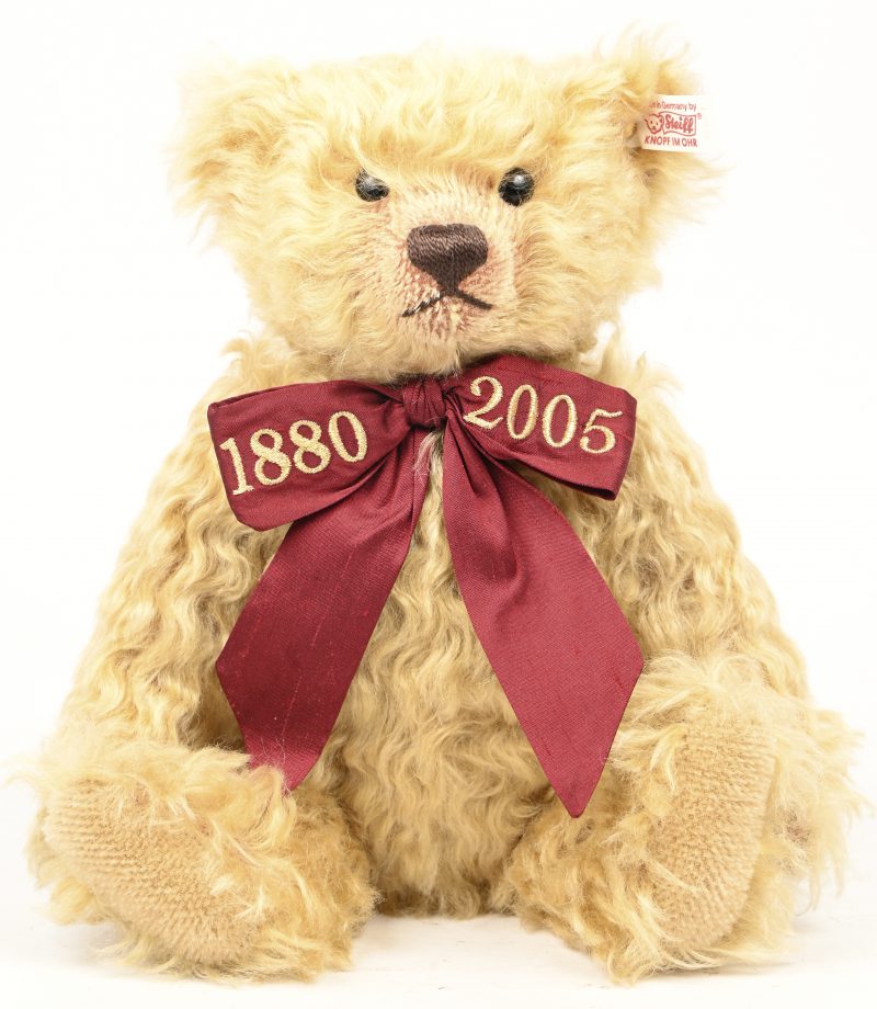 Een Steiff 038976 “Celebration” Teddybeer. 1880-2005 Limited edition.