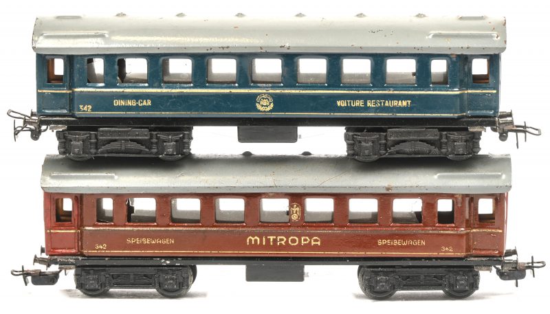 Een lot van 2 vintage Märklin personen wagons. #342 H0 Mitropa Speisewagen en #342 Dining-Car, medio 1940-1950.