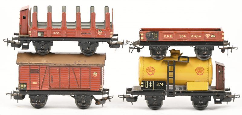 Een lot van 4 vintage Märklin goederen wagons. H0 #381, #374, #364, #372, medio 1940-1950.