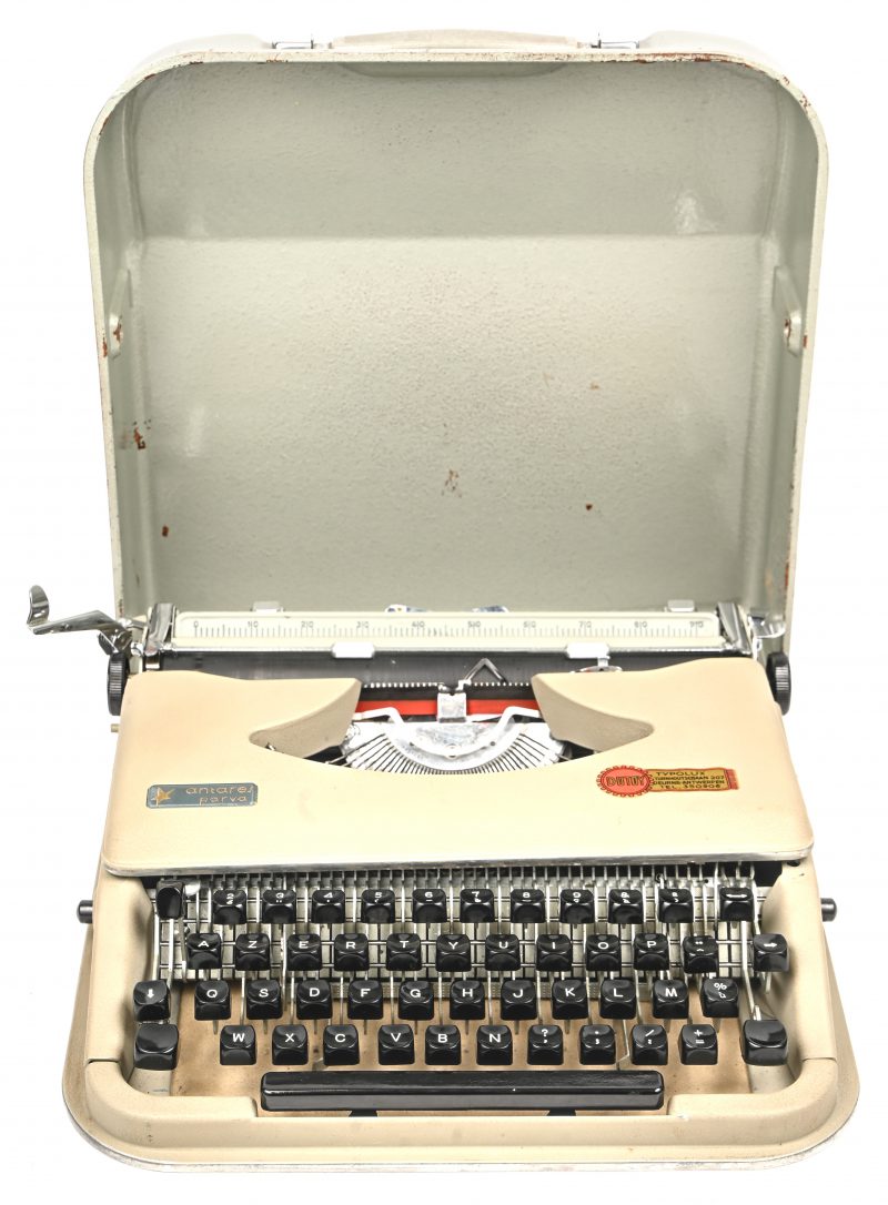 Een vintage draagbaar Italiaanse typewriter, gemerkt Antares Parva, medio 1960.