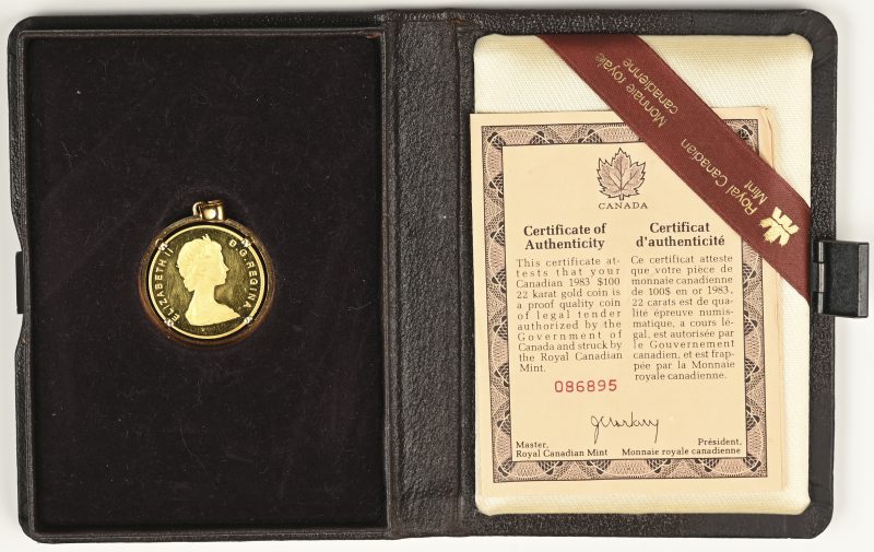 “Elizabeth II. D.G. Regina. Een 22 kt geelgouden Canadese munt van 100 dollars 1583 - St. John’s - 1983 in hanger gezet van 18 kt. In originele doos en met certificaat.