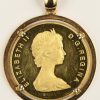 “Elizabeth II. D.G. Regina. Een 22 kt geelgouden Canadese munt van 100 dollars 1583 - St. John’s - 1983 in hanger gezet van 18 kt. In originele doos en met certificaat.